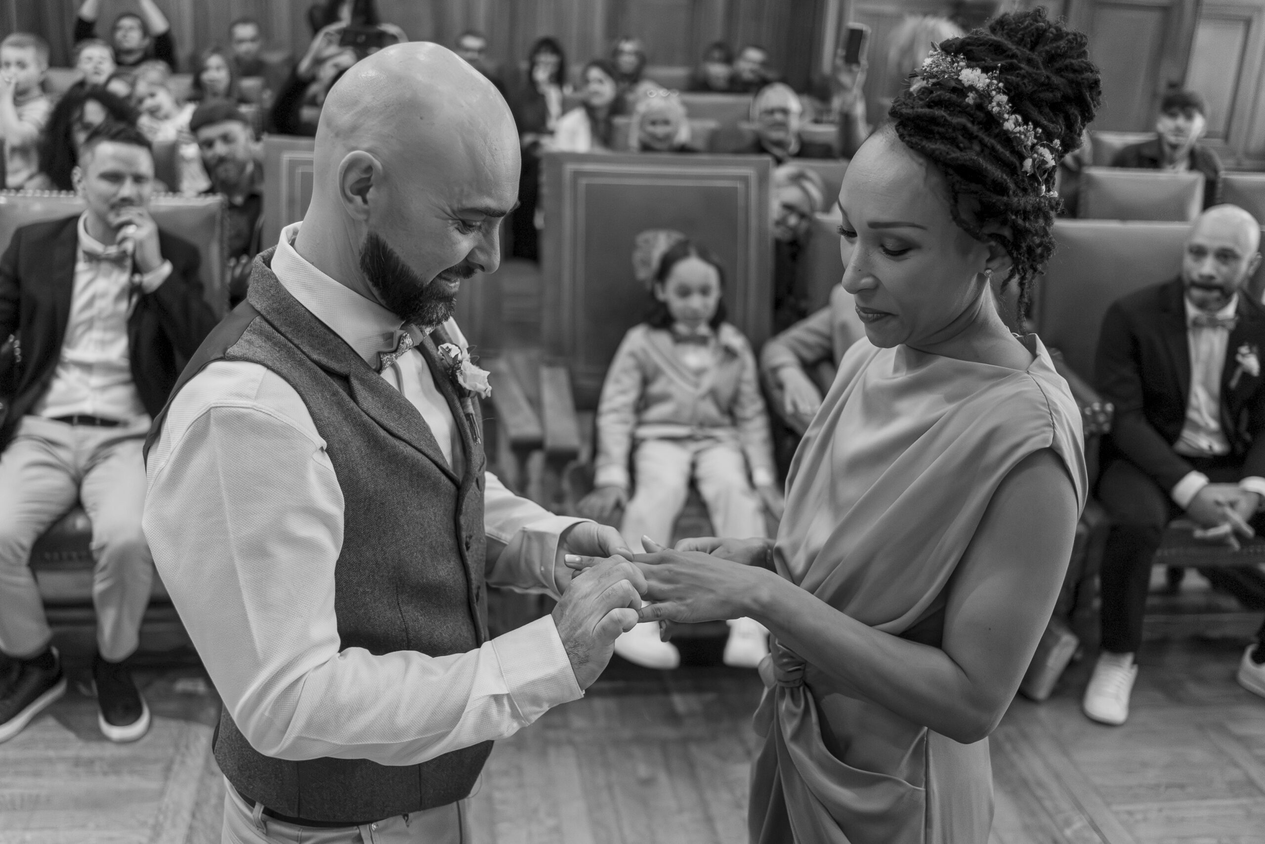 Photographe à Tourcoing — couple de mariés photographié en reportage