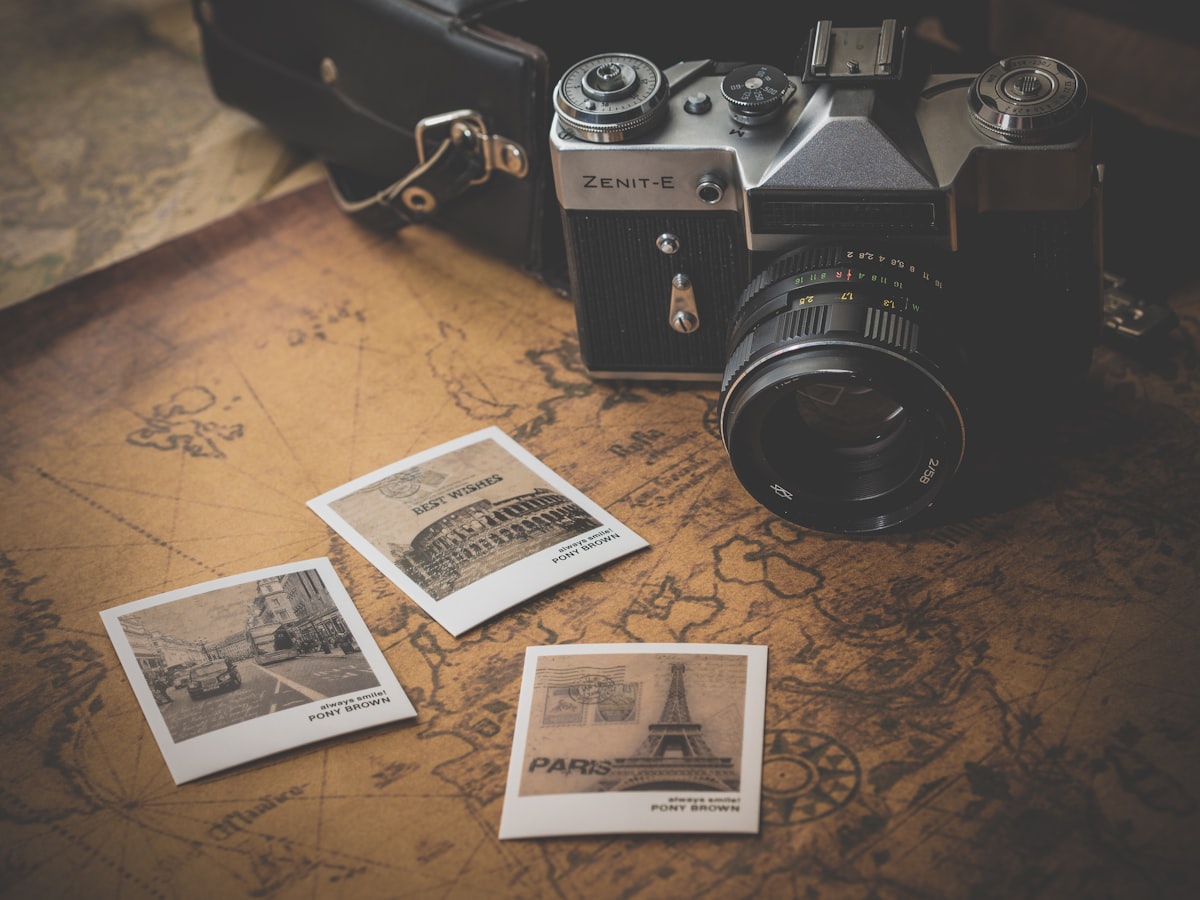 Mains tenant un appareil photo et un smartphone, choix photographique