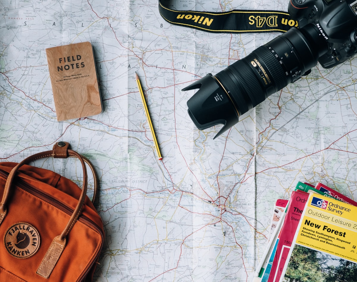 Voyageur photographiant un paysage avec son smartphone